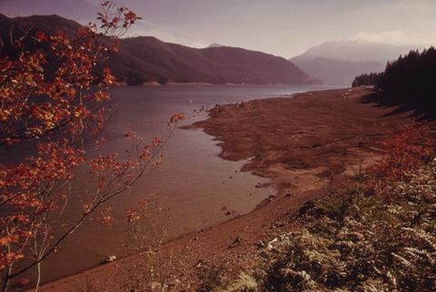 DETROIT LAKE AT SHOWN AT AN ALLTIME LOW IN THE FALL OF 1973 DUE TO INFREQUENT SNOWFALL AND RAIN THE YEAR BEFORE. LACK... - NARA - 555387.jpg