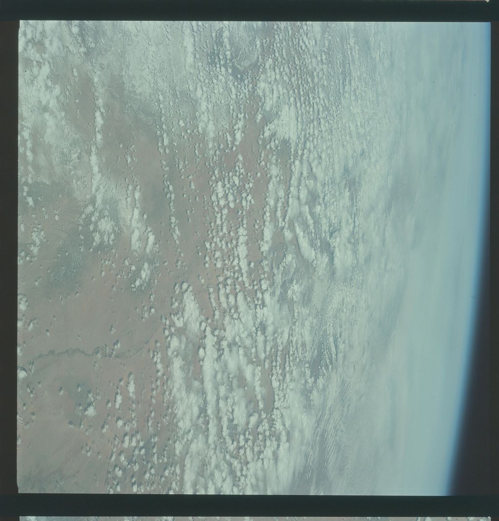 AS09-22-3328 (22034861165).jpg