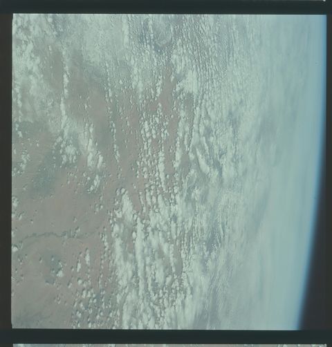 AS09-22-3328 (22034861165).jpg