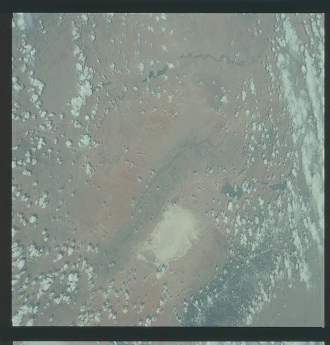 AS09-22-3329 (21413703213).jpg