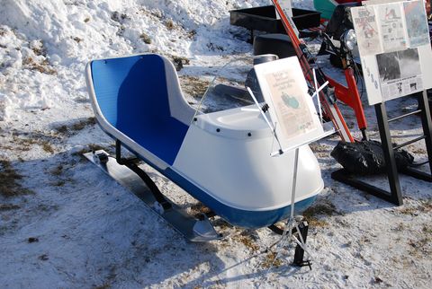 1967 Sno Cruiser pull-behind snowmobile sled -- Vintage Snowmobiles at Tip-Up Town, Houghton Lake, MI 1-21-2012 (6743822935).jpg