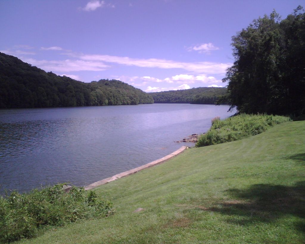 Lake Lillinonah - panoramio.jpg