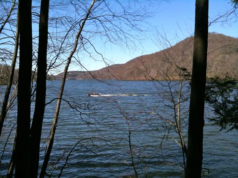LillinonahTrail NorthernLakeFacingNorthWithBoat.JPG