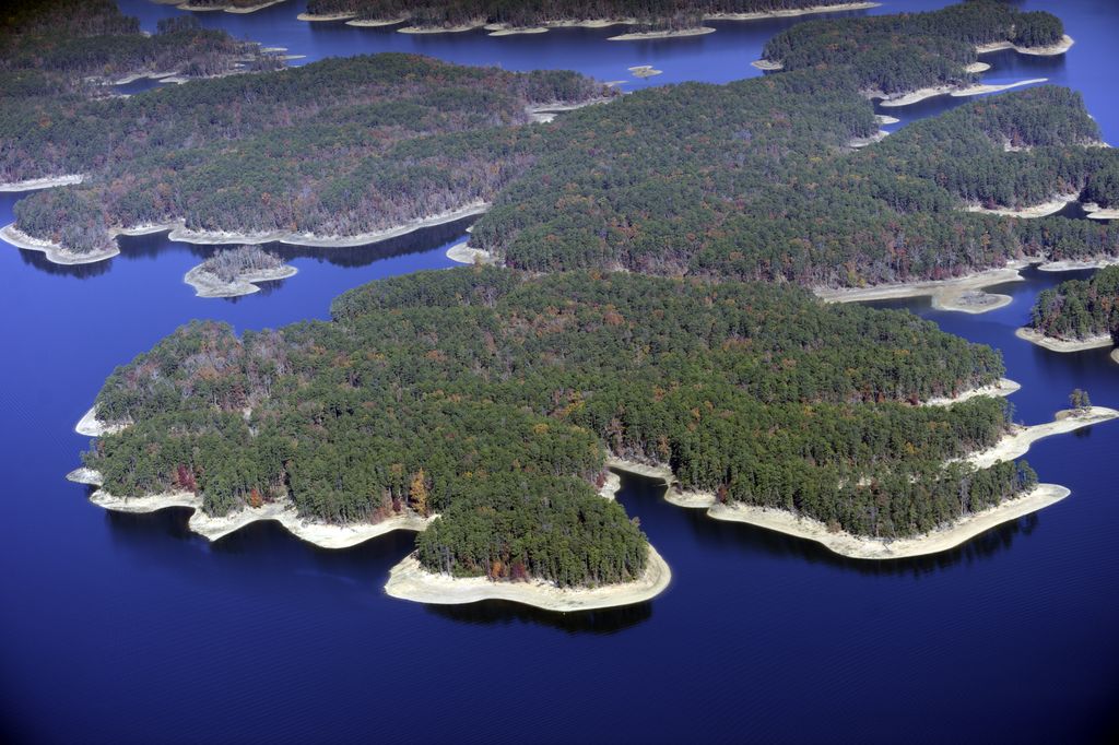 Aerial view of Lake Ouachita, AR.png