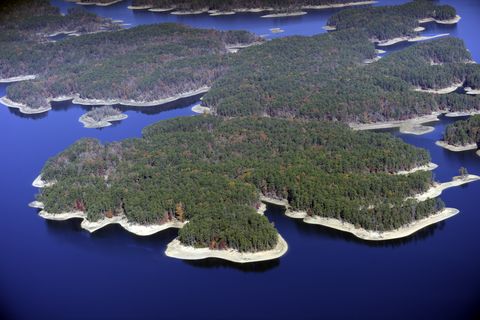 Aerial view of Lake Ouachita, AR.png