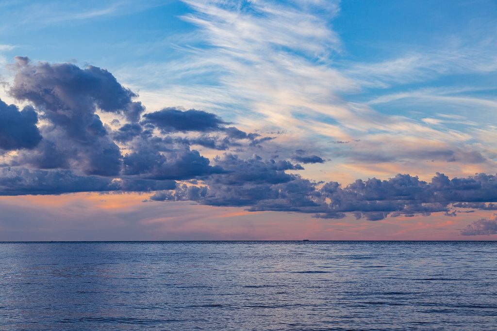 A beautiful, scenic sunset on Mille Lacs Lake, Minnesota (28982171863).jpg