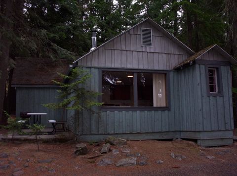 Cabin at priest lake Idaho.jpg