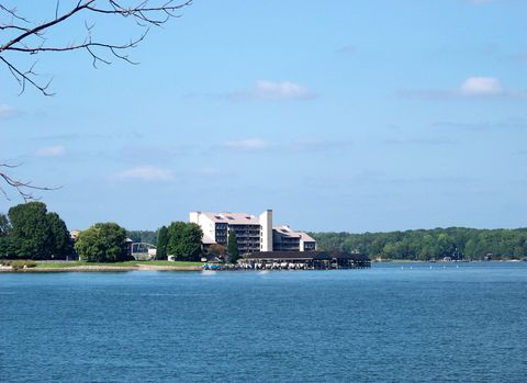 Across the Lake - panoramio.jpg